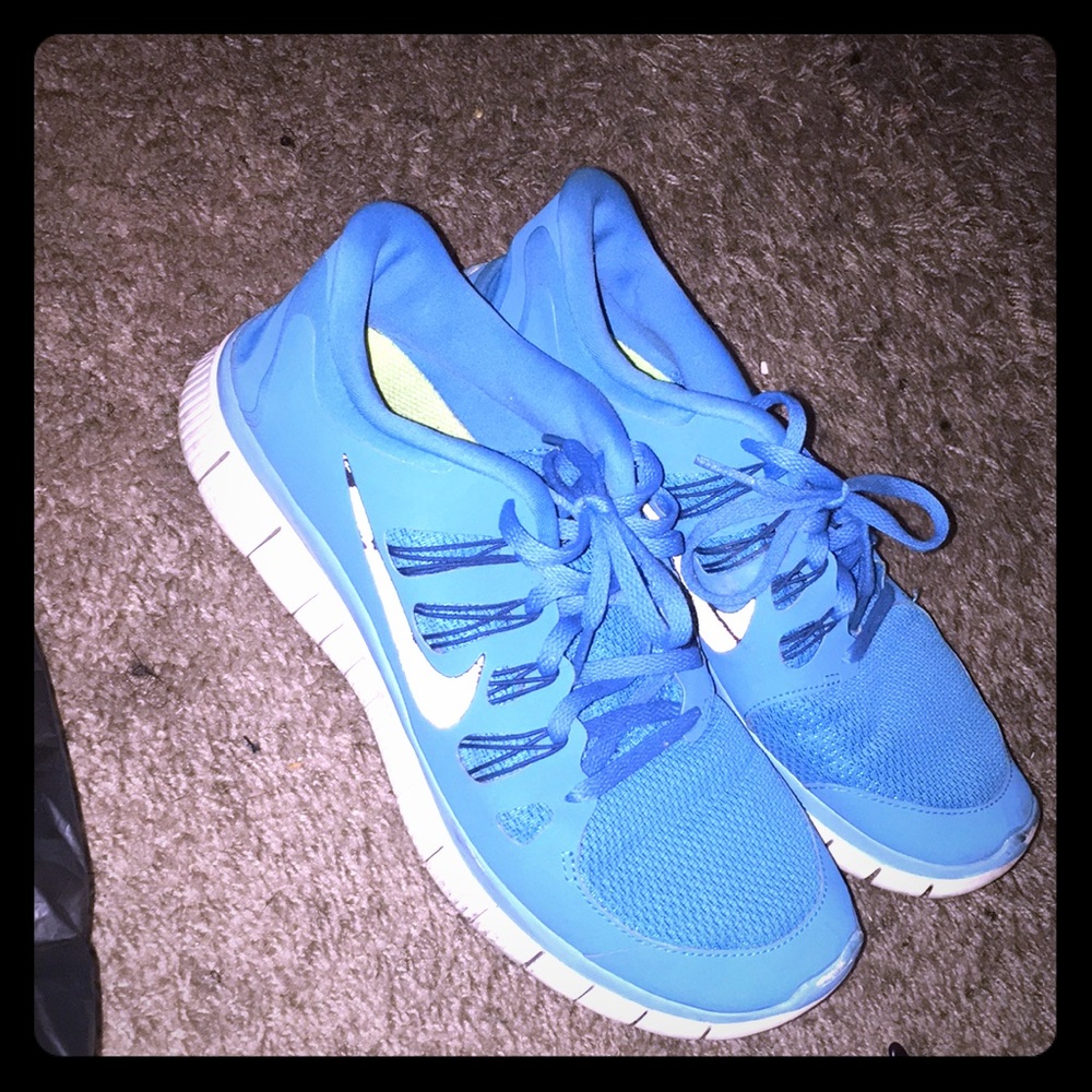 Tennis shoes